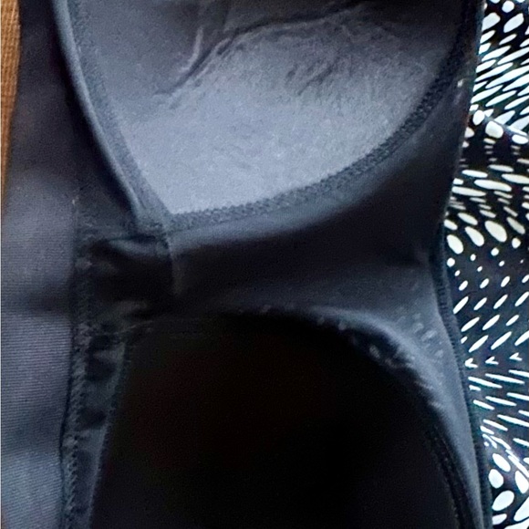 Tankini top- only black and white pattern builtin bra for support - Picture 5 of 5